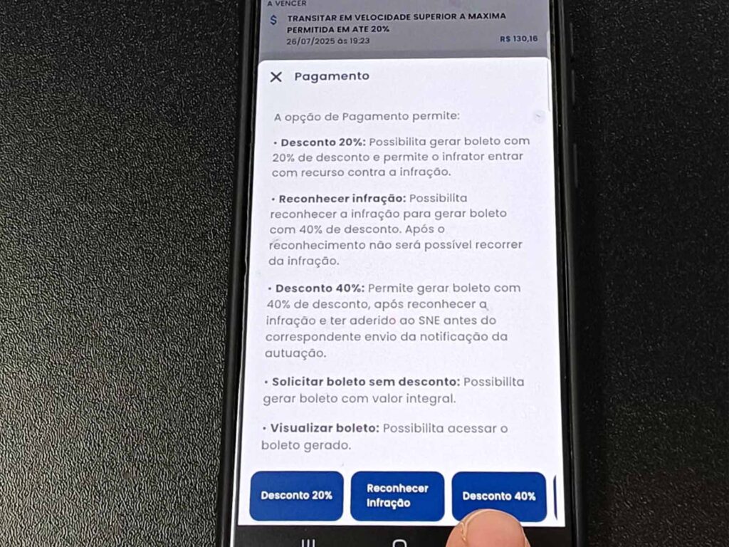 Motorista que acessar o aplicativo "Carteira Digital de Trânsito", disponível para sistemas Android e iOS, poderá solicitar o desconto de 40% nas multas, ter acesso às infrações e baixar o boleto para fazer o pagamento. Crédito: Fotógrafos PMJ.