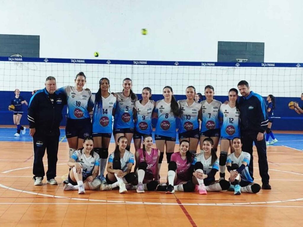 No sub-15, técnico Moacir Regra (à esq. na foto) comanda a equipe que estreou na competição do Sul do país este ano. Crédito: Time Jundiaí.