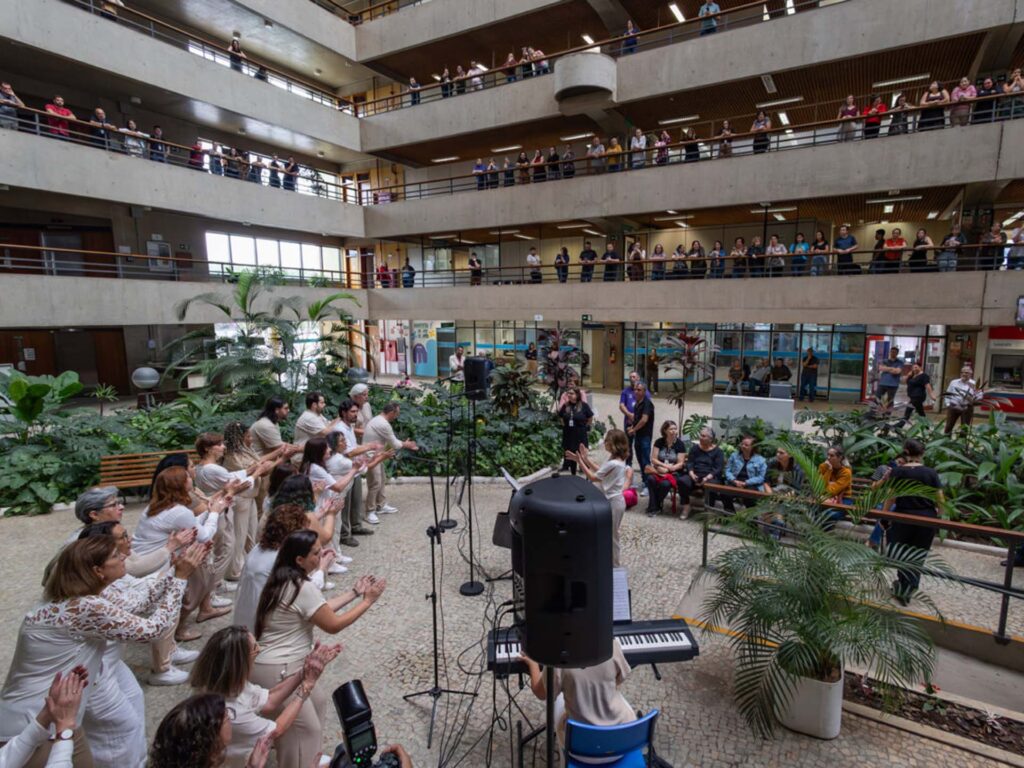 Coral deu uma palinha do repertório do novo espetáculo no Paço Municipal esta semana. Crédito: Fotógrafos PMJ.